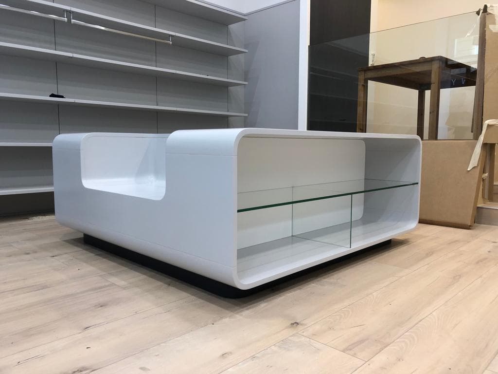 Moderner Innenausbau mit Holzverkleidung